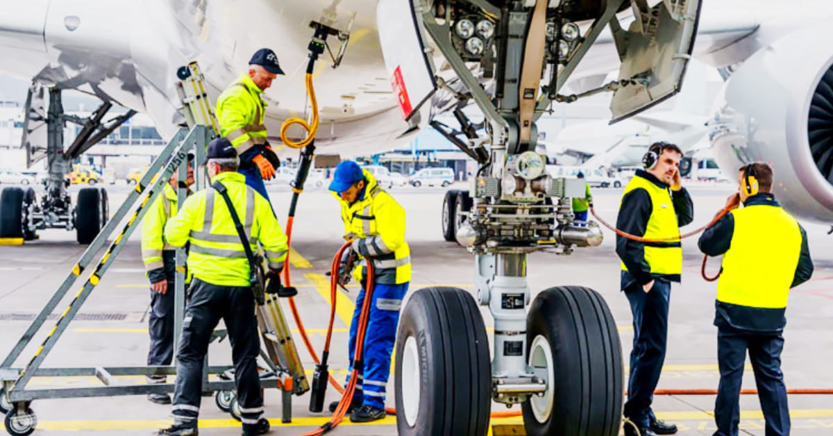 Does the Course Include Hands-On Experience Like Aircraft Maintenance and Airport Visits?